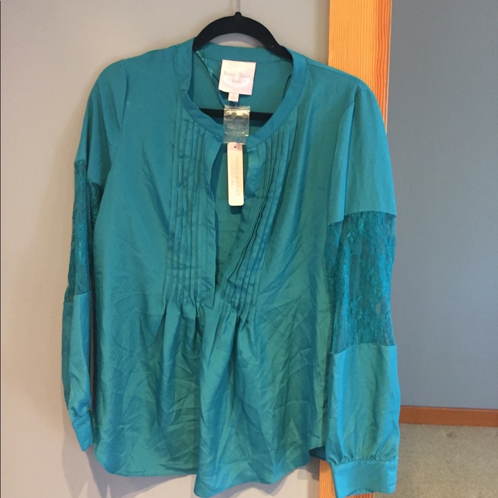 NWT: Romeo and Juliet Couture blouse top medium